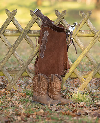 Westernstiefel, Chaps & Sporen