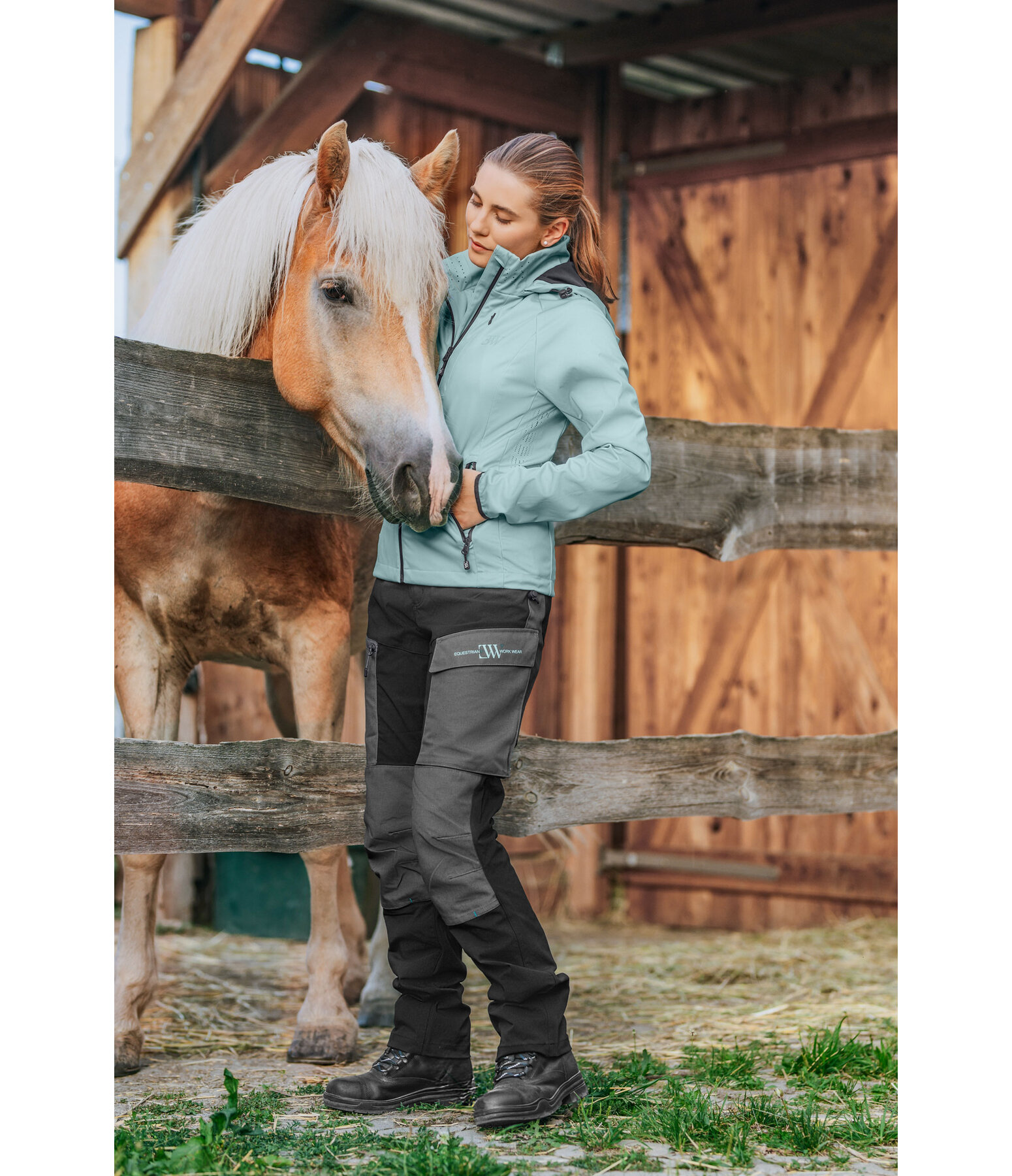 Atmungsaktive Softshelljacke mit abnehmbarer Kapuze