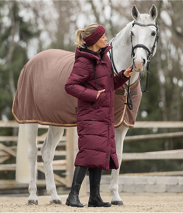 Damen-Outfit in mahagoni